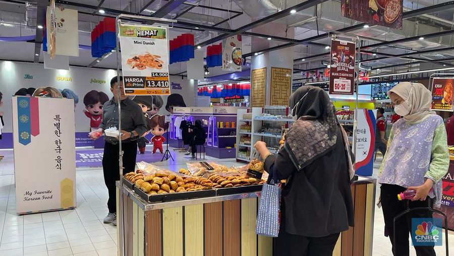 Suasana saat berlangsung Full Day Sale di Transmart Koata Kasablanka, Jakarta, Selasa (22/8/2023). (CNBC Indonesia/Teti Purwanti)