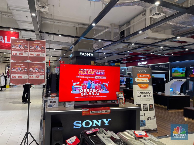 Suasana saat berlangsungnya Full Day Sale di Transmart Koata Kasablanka, Jakarta, Selasa (22/8/2023). (CNBC Indonesia/Teti Purwanti)