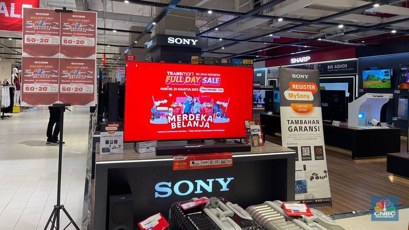 Suasana saat berlangsungnya Full Day Sale di Transmart Koata Kasablanka, Jakarta, Selasa (22/8/2023). (CNBC Indonesia/Teti Purwanti)