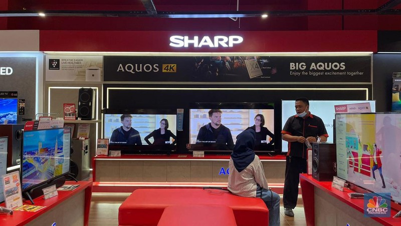 Suasana saat berlangsungnya Full Day Sale di Transmart Koata Kasablanka, Jakarta, Selasa (22/8/2023). (CNBC Indonesia/Teti Purwanti)