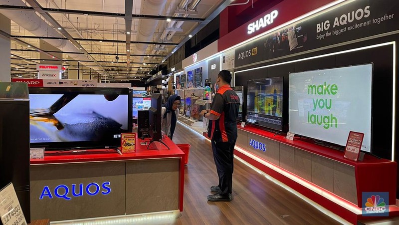 Suasana saat berlangsungnya Full Day Sale di Transmart Koata Kasablanka, Jakarta, Selasa (22/8/2023). (CNBC Indonesia/Teti Purwanti)