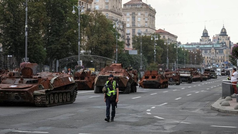 Warga melintas di dekat kendaraan militer Rusia yang hancur dan dipamerkan di sepanjang  jalan utama Khreshchaty, kota Kyiv, Ukraina, Senin (21/8/2023) waktu setempat. (REUTERS/Gleb Garanich)