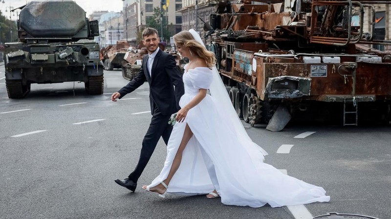 Warga melintas di dekat kendaraan militer Rusia yang hancur dan dipamerkan di sepanjang  jalan utama Khreshchaty, kota Kyiv, Ukraina, Senin (21/8/2023) waktu setempat. (REUTERS/Gleb Garanich)