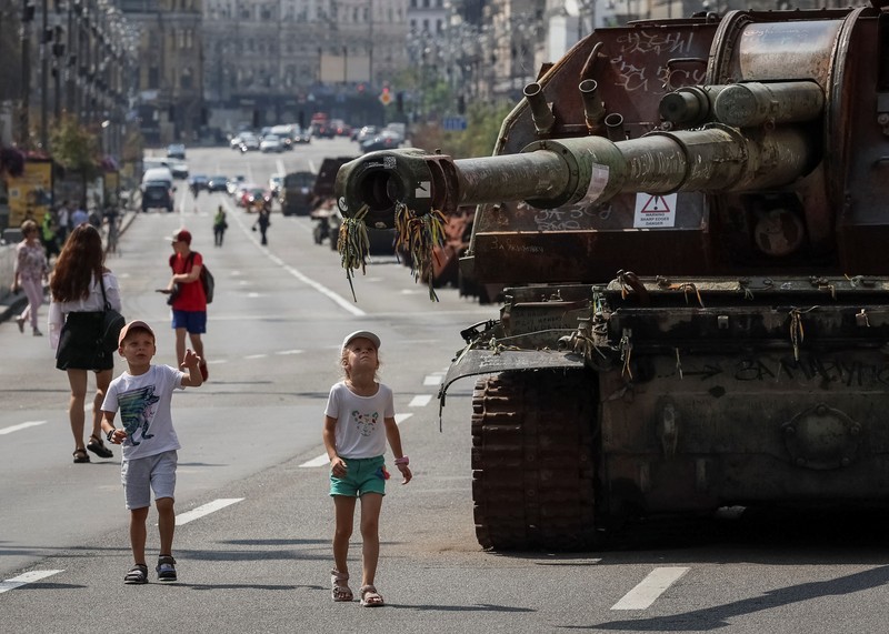 Warga melintas di dekat kendaraan militer Rusia yang hancur dan dipamerkan di sepanjang jalan utama Khreshchaty, kota Kyiv, Ukraina, Senin (21/8/2023) waktu setempat. (REUTERS/Gleb Garanich) Warga melintas di dekat kendaraan militer Rusia yang hancur dan dipamerkan di sepanjang jalan utama Khreshchaty, kota Kyiv, Ukraina, Senin (21/8/2023) waktu setempat. (REUTERS/Gleb Garanich)
