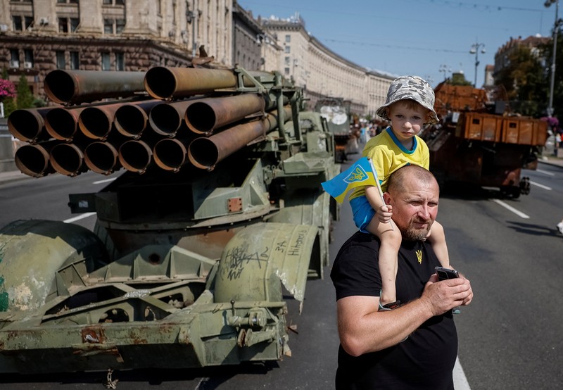Warga melintas di dekat kendaraan militer Rusia yang hancur dan dipamerkan di sepanjang jalan utama Khreshchaty, kota Kyiv, Ukraina, Senin (21/8/2023) waktu setempat. (REUTERS/Gleb Garanich) Warga melintas di dekat kendaraan militer Rusia yang hancur dan dipamerkan di sepanjang jalan utama Khreshchaty, kota Kyiv, Ukraina, Senin (21/8/2023) waktu setempat. (REUTERS/Gleb Garanich)