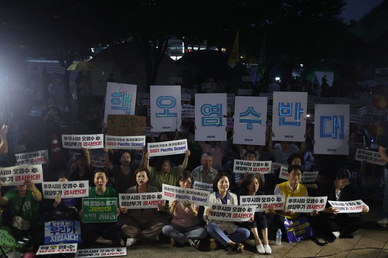 Anggota kelompok masyarakat lingkungan meneriakkan slogan-slogan dalam unjuk rasa mengecam keputusan pemerintah Jepang yang melepaskan air radioaktif yang telah diolah ke laut dari pembangkit listrik tenaga nuklir Fukushima yang rusak, di luar gedung Kedutaan Besar Jepang, di Seoul, Korea Selatan, Selasa, Agustus 22, 2023. Anggota kelompok masyarakat lingkungan meneriakkan slogan-slogan dalam unjuk rasa mengecam keputusan pemerintah Jepang yang melepaskan air radioaktif yang telah diolah ke laut dari pembangkit listrik tenaga nuklir Fukushima yang rusak, di luar gedung Kedutaan Besar Jepang, di Seoul, Korea Selatan, Selasa, Agustus 22, 2023. Jepang akan mulai melepaskan air limbah radioaktif yang telah diolah dan diencerkan dari pembangkit listrik tenaga nuklir Fukushima Daiichi ke Samudera Pasifik pada hari Kamis, sebuah langkah awal yang kontroversial namun penting dalam upaya puluhan tahun untuk menutup fasilitas tersebut 12 tahun setelah kehancurannya. bencana. (AP Photo/Lee Jin-man)