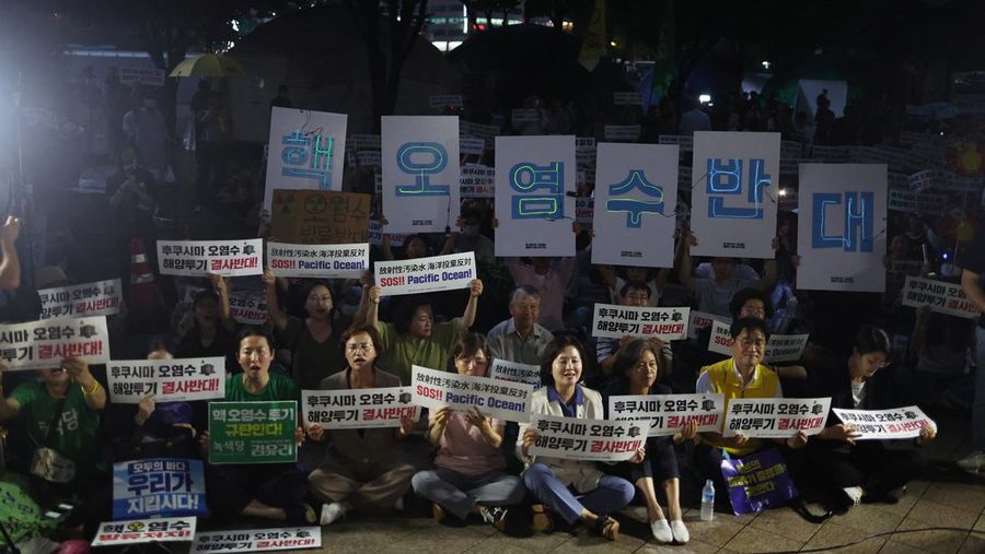 Anggota kelompok masyarakat lingkungan meneriakkan slogan-slogan dalam unjuk rasa mengecam keputusan pemerintah Jepang yang melepaskan air radioaktif yang telah diolah ke laut dari pembangkit listrik tenaga nuklir Fukushima yang rusak, di luar gedung Kedutaan Besar Jepang, di Seoul, Korea Selatan, Selasa, Agustus 22, 2023. Jepang akan mulai melepaskan air limbah radioaktif yang telah diolah dan diencerkan dari pembangkit listrik tenaga nuklir Fukushima Daiichi ke Samudera Pasifik pada hari Kamis, sebuah langkah awal yang kontroversial namun penting dalam upaya puluhan tahun untuk menutup fasilitas tersebut 12 tahun setelah kehancurannya. bencana. (AP Photo/Lee Jin-man)