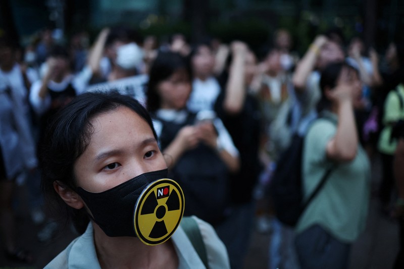 Anggota kelompok masyarakat lingkungan meneriakkan slogan-slogan dalam unjuk rasa mengecam keputusan pemerintah Jepang yang melepaskan air radioaktif yang telah diolah ke laut dari pembangkit listrik tenaga nuklir Fukushima yang rusak, di luar gedung Kedutaan Besar Jepang, di Seoul, Korea Selatan, Selasa, Agustus 22, 2023. Anggota kelompok masyarakat lingkungan meneriakkan slogan-slogan dalam unjuk rasa mengecam keputusan pemerintah Jepang yang melepaskan air radioaktif yang telah diolah ke laut dari pembangkit listrik tenaga nuklir Fukushima yang rusak, di luar gedung Kedutaan Besar Jepang, di Seoul, Korea Selatan, Selasa, Agustus 22, 2023. Jepang akan mulai melepaskan air limbah radioaktif yang telah diolah dan diencerkan dari pembangkit listrik tenaga nuklir Fukushima Daiichi ke Samudera Pasifik pada hari Kamis, sebuah langkah awal yang kontroversial namun penting dalam upaya puluhan tahun untuk menutup fasilitas tersebut 12 tahun setelah kehancurannya. bencana. (AP Photo/Lee Jin-man)