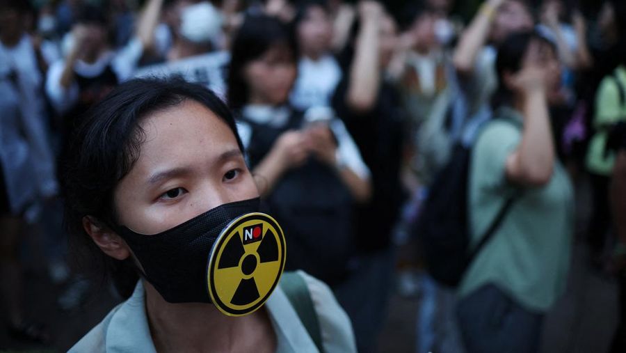 Anggota kelompok masyarakat lingkungan meneriakkan slogan-slogan dalam unjuk rasa mengecam keputusan pemerintah Jepang yang melepaskan air radioaktif yang telah diolah ke laut dari pembangkit listrik tenaga nuklir Fukushima yang rusak, di luar gedung Kedutaan Besar Jepang, di Seoul, Korea Selatan, Selasa, Agustus 22, 2023. Jepang akan mulai melepaskan air limbah radioaktif yang telah diolah dan diencerkan dari pembangkit listrik tenaga nuklir Fukushima Daiichi ke Samudera Pasifik pada hari Kamis, sebuah langkah awal yang kontroversial namun penting dalam upaya puluhan tahun untuk menutup fasilitas tersebut 12 tahun setelah kehancurannya. bencana. (AP Photo/Lee Jin-man)