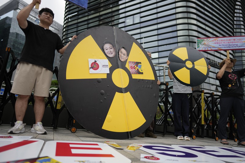 Anggota kelompok masyarakat lingkungan meneriakkan slogan-slogan dalam unjuk rasa mengecam keputusan pemerintah Jepang yang melepaskan air radioaktif yang telah diolah ke laut dari pembangkit listrik tenaga nuklir Fukushima yang rusak, di luar gedung Kedutaan Besar Jepang, di Seoul, Korea Selatan, Selasa, Agustus 22, 2023. Anggota kelompok masyarakat lingkungan meneriakkan slogan-slogan dalam unjuk rasa mengecam keputusan pemerintah Jepang yang melepaskan air radioaktif yang telah diolah ke laut dari pembangkit listrik tenaga nuklir Fukushima yang rusak, di luar gedung Kedutaan Besar Jepang, di Seoul, Korea Selatan, Selasa, Agustus 22, 2023. Jepang akan mulai melepaskan air limbah radioaktif yang telah diolah dan diencerkan dari pembangkit listrik tenaga nuklir Fukushima Daiichi ke Samudera Pasifik pada hari Kamis, sebuah langkah awal yang kontroversial namun penting dalam upaya puluhan tahun untuk menutup fasilitas tersebut 12 tahun setelah kehancurannya. bencana. (AP Photo/Lee Jin-man)