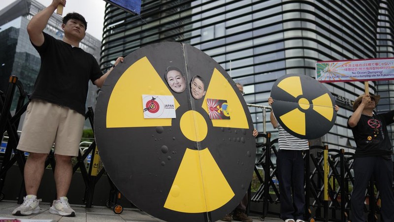 Anggota kelompok masyarakat lingkungan meneriakkan slogan-slogan dalam unjuk rasa mengecam keputusan pemerintah Jepang yang melepaskan air radioaktif yang telah diolah ke laut dari pembangkit listrik tenaga nuklir Fukushima yang rusak, di luar gedung Kedutaan Besar Jepang, di Seoul, Korea Selatan, Selasa, Agustus 22, 2023. Jepang akan mulai melepaskan air limbah radioaktif yang telah diolah dan diencerkan dari pembangkit listrik tenaga nuklir Fukushima Daiichi ke Samudera Pasifik pada hari Kamis, sebuah langkah awal yang kontroversial namun penting dalam upaya puluhan tahun untuk menutup fasilitas tersebut 12 tahun setelah kehancurannya. bencana. (AP Photo/Lee Jin-man)