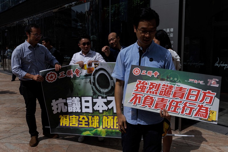 Anggota kelompok masyarakat lingkungan meneriakkan slogan-slogan dalam unjuk rasa mengecam keputusan pemerintah Jepang yang melepaskan air radioaktif yang telah diolah ke laut dari pembangkit listrik tenaga nuklir Fukushima yang rusak, di luar gedung Kedutaan Besar Jepang, di Seoul, Korea Selatan, Selasa, Agustus 22, 2023. Anggota kelompok masyarakat lingkungan meneriakkan slogan-slogan dalam unjuk rasa mengecam keputusan pemerintah Jepang yang melepaskan air radioaktif yang telah diolah ke laut dari pembangkit listrik tenaga nuklir Fukushima yang rusak, di luar gedung Kedutaan Besar Jepang, di Seoul, Korea Selatan, Selasa, Agustus 22, 2023. Jepang akan mulai melepaskan air limbah radioaktif yang telah diolah dan diencerkan dari pembangkit listrik tenaga nuklir Fukushima Daiichi ke Samudera Pasifik pada hari Kamis, sebuah langkah awal yang kontroversial namun penting dalam upaya puluhan tahun untuk menutup fasilitas tersebut 12 tahun setelah kehancurannya. bencana. (AP Photo/Lee Jin-man)