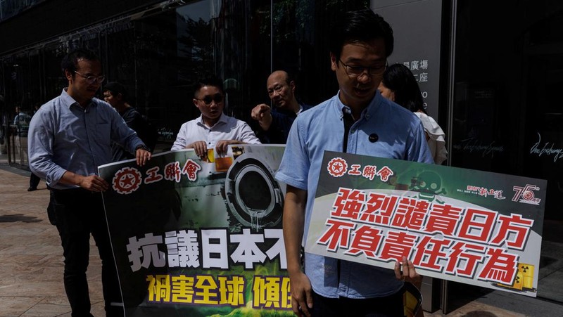 Anggota kelompok masyarakat lingkungan meneriakkan slogan-slogan dalam unjuk rasa mengecam keputusan pemerintah Jepang yang melepaskan air radioaktif yang telah diolah ke laut dari pembangkit listrik tenaga nuklir Fukushima yang rusak, di luar gedung Kedutaan Besar Jepang, di Seoul, Korea Selatan, Selasa, Agustus 22, 2023. Jepang akan mulai melepaskan air limbah radioaktif yang telah diolah dan diencerkan dari pembangkit listrik tenaga nuklir Fukushima Daiichi ke Samudera Pasifik pada hari Kamis, sebuah langkah awal yang kontroversial namun penting dalam upaya puluhan tahun untuk menutup fasilitas tersebut 12 tahun setelah kehancurannya. bencana. (AP Photo/Lee Jin-man)