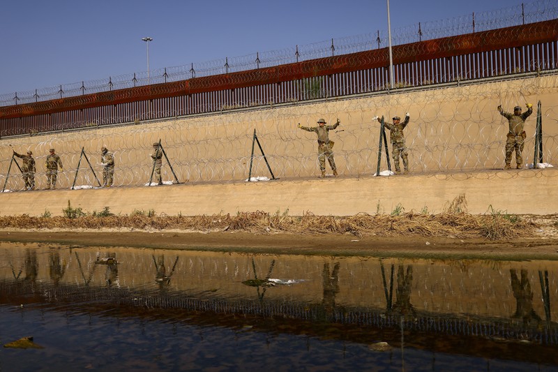 Garda Nasional Texas melakukan pemasangan pagar kawat berduri di tepi sungai Rio Bravo yang merupakan perbatasan antara Amerika Serikat (AS) dan Meksiko pada Selasa (22/8/2023). (REUTERS/Jose Luis Gonzalez) Garda Nasional Texas melakukan pemasangan pagar kawat berduri di tepi sungai Rio Bravo yang merupakan perbatasan antara Amerika Serikat (AS) dan Meksiko pada Selasa (22/8/2023). (REUTERS/Jose Luis Gonzalez)