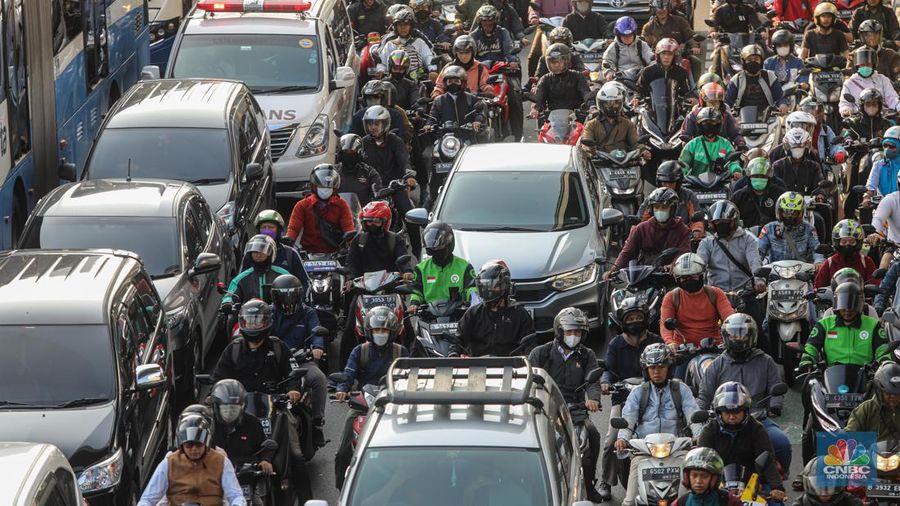 Kemacetan menyebabkan polusi udara di Jakarta. (CNBC Indonesia/Faisal Rahman)