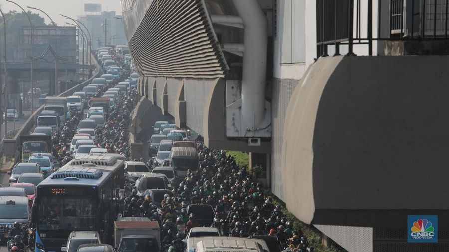Kemacetan menyebabkan polusi udara di Jakarta. (CNBC Indonesia/Muhammad Sabki)