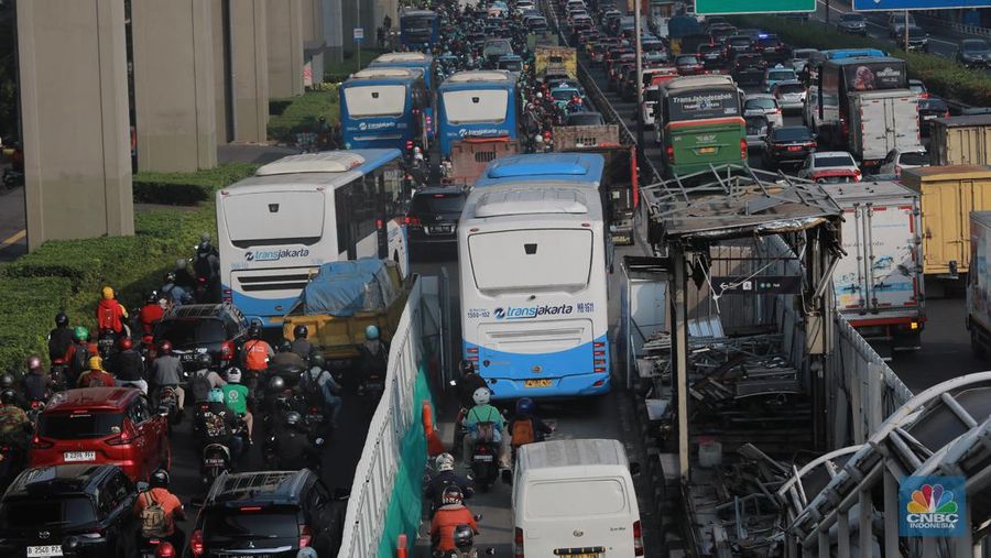 Kemacetan menyebabkan polusi udara di Jakarta. (CNBC Indonesia/Muhammad Sabki)