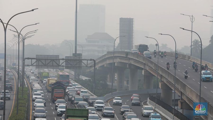 Kepadatan arus lalu lintas kendaraan mobil dan motor di Jl. Lebak Bulus, Jakarta Selatan. (CNBC Indonesia/Muhammad Sabki)