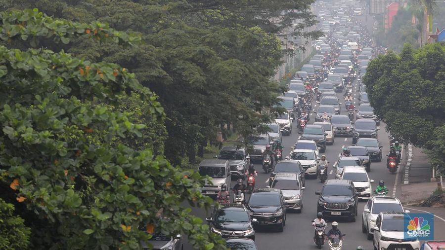 Kepadatan arus lalu lintas kendaraan mobil dan motor di Jl. Lebak Bulus, Jakarta Selatan. (²©²ÊÍøÕ¾/Muhammad Sabki)