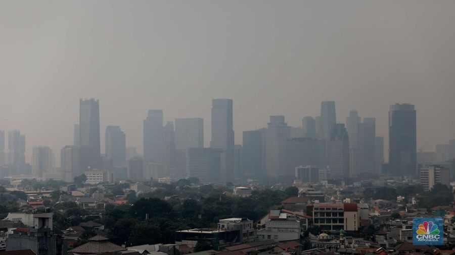 Kondisi langit Jakarta yang diselimuti kabut polusi pada hari kedua pelaksanaan work from home (WFH) bagi 50 persen aparatur sipil negara di lingkungan Pemprov DKI Jakarta, Rabu (23/8/2023). (CNBC Indonesia/Muhammad Sabki)
