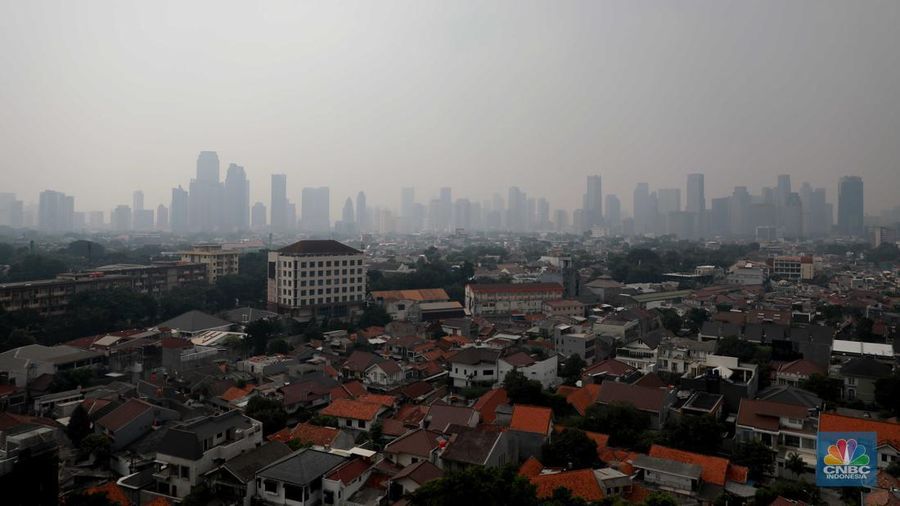 Kondisi langit Jakarta yang diselimuti kabut polusi pada hari kedua pelaksanaan work from home (WFH) bagi 50 persen aparatur sipil negara di lingkungan Pemprov DKI Jakarta, Rabu (23/8/2023). (CNBC Indonesia/Muhammad Sabki)