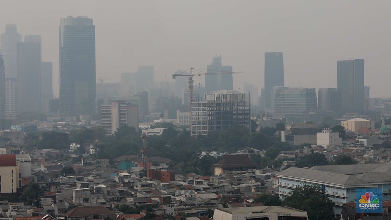 Kondisi langit Jakarta yang diselimuti kabut polusi pada hari kedua pelaksanaan work from home (WFH) bagi 50 persen aparatur sipil negara di lingkungan Pemprov DKI Jakarta, Rabu (23/8/2023). (CNBC Indonesia/Muhammad Sabki)
