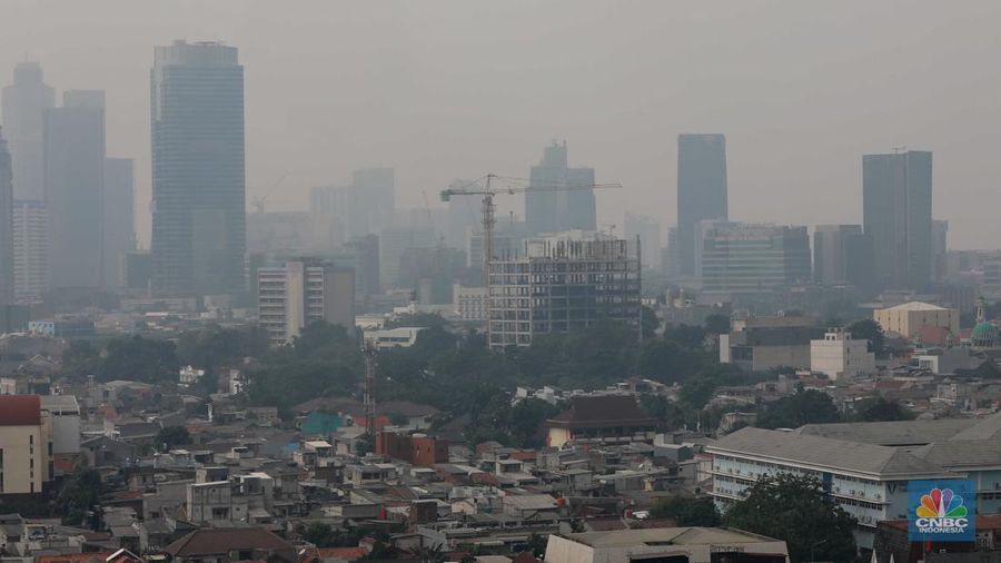 Kondisi langit Jakarta yang diselimuti kabut polusi pada hari kedua pelaksanaan work from home (WFH) bagi 50 persen aparatur sipil negara di lingkungan Pemprov DKI Jakarta, Rabu (23/8/2023). (CNBC Indonesia/Muhammad Sabki)