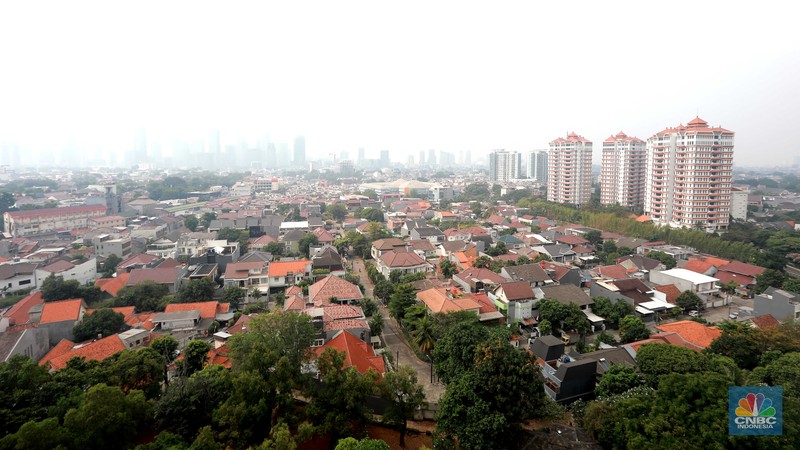 Kondisi langit Jakarta yang diselimuti kabut polusi pada hari kedua pelaksanaan work from home (WFH) bagi 50 persen aparatur sipil negara di lingkungan Pemprov DKI Jakarta, Rabu (23/8/2023). (CNBC Indonesia/Muhammad Sabki)