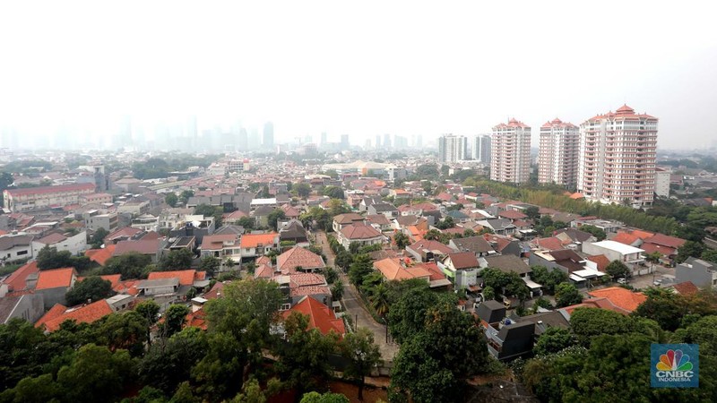 Kondisi langit Jakarta yang diselimuti kabut polusi pada hari kedua pelaksanaan work from home (WFH) bagi 50 persen aparatur sipil negara di lingkungan Pemprov DKI Jakarta, Rabu (23/8/2023). (CNBC Indonesia/Muhammad Sabki)
