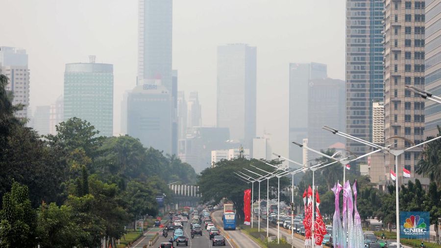 Kondisi langit Jakarta yang diselimuti kabut polusi pada hari kedua pelaksanaan work from home (WFH) bagi 50 persen aparatur sipil negara di lingkungan Pemprov DKI Jakarta, Rabu (23/8/2023). (CNBC Indonesia/Muhammad Sabki)