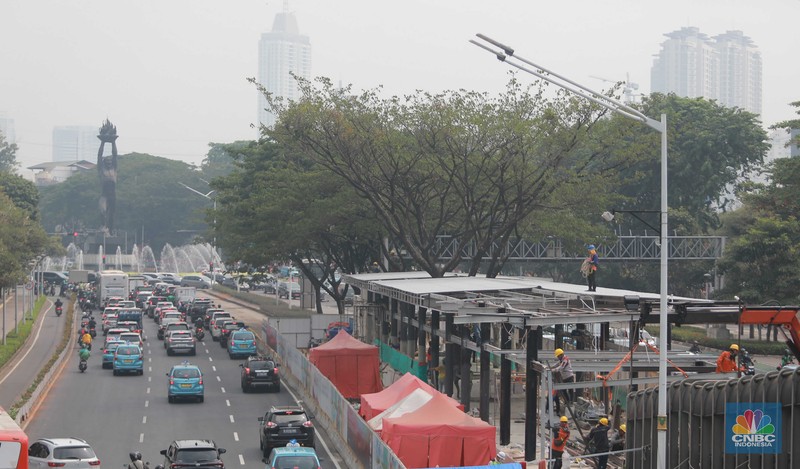 Kondisi langit Jakarta yang diselimuti kabut polusi pada hari kedua pelaksanaan work from home (WFH) bagi 50 persen aparatur sipil negara di lingkungan Pemprov DKI Jakarta, Rabu (23/8/2023). Kondisi langit Jakarta yang diselimuti kabut polusi pada hari kedua pelaksanaan work from home (WFH) bagi 50 persen aparatur sipil negara di lingkungan Pemprov DKI Jakarta, Rabu (23/8/2023). (CNBC Indonesia/Muhammad Sabki)