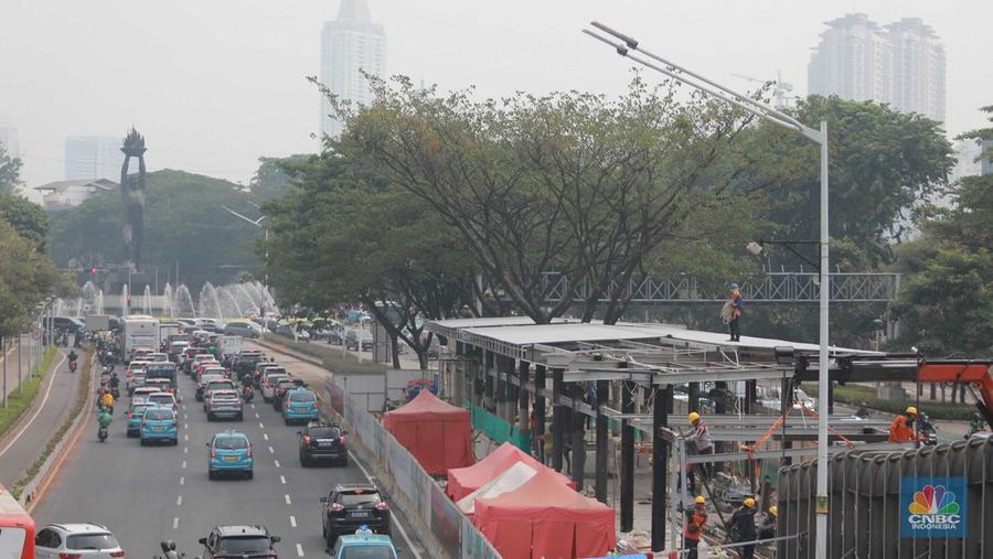 Kondisi langit Jakarta yang diselimuti kabut polusi pada hari kedua pelaksanaan work from home (WFH) bagi 50 persen aparatur sipil negara di lingkungan Pemprov DKI Jakarta, Rabu (23/8/2023). (CNBC Indonesia/Muhammad Sabki)