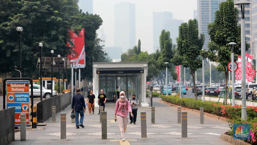 Kondisi langit Jakarta yang diselimuti kabut polusi pada hari kedua pelaksanaan work from home (WFH) bagi 50 persen aparatur sipil negara di lingkungan Pemprov DKI Jakarta, Rabu (23/8/2023). (CNBC Indonesia/Muhammad Sabki)