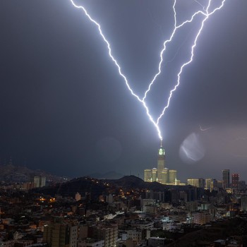 Viral Petir menyambar Menara Jam Mekkah Saat Cuaca Ekstrem