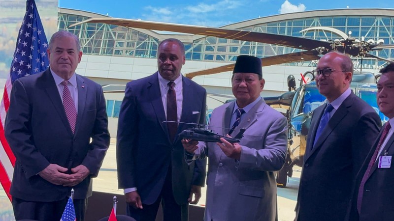Menteri Pertahanan RI Prabowo Subianto menyaksikan penandatanganan perjanjian industri pertahanan antara Indonesia dan Amerika Serikat (AS) terkait pengadaan helikopter Sikorsky S-70M Black Hawk, untuk memperkuat armada helikopter TNI, Rabu (23/8). Menteri Pertahanan RI Prabowo Subianto menyaksikan penandatanganan perjanjian industri pertahanan antara Indonesia dan Amerika Serikat (AS) terkait pengadaan helikopter Sikorsky S-70M Black Hawk, untuk memperkuat armada helikopter TNI, Rabu (23/8). (Dok.Kementerian Pertahanan RI)