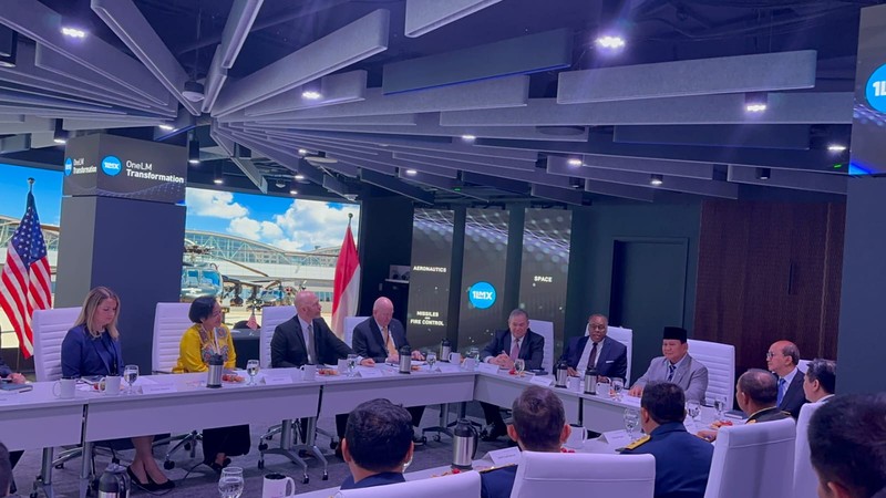 Menteri Pertahanan RI Prabowo Subianto menyaksikan penandatanganan perjanjian industri pertahanan antara Indonesia dan Amerika Serikat (AS) terkait pengadaan helikopter Sikorsky S-70M Black Hawk, untuk memperkuat armada helikopter TNI, Rabu (23/8). Menteri Pertahanan RI Prabowo Subianto menyaksikan penandatanganan perjanjian industri pertahanan antara Indonesia dan Amerika Serikat (AS) terkait pengadaan helikopter Sikorsky S-70M Black Hawk, untuk memperkuat armada helikopter TNI, Rabu (23/8). (Dok.Kementerian Pertahanan RI)