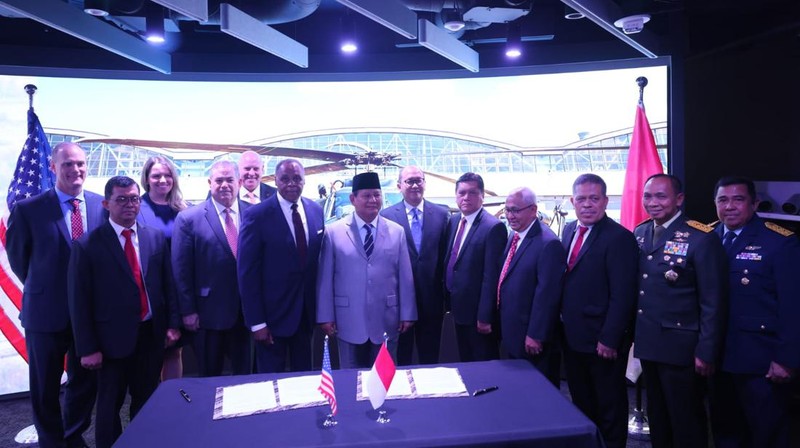Menteri Pertahanan RI Prabowo Subianto menyaksikan penandatanganan perjanjian industri pertahanan antara Indonesia dan Amerika Serikat (AS) terkait pengadaan helikopter Sikorsky S-70M Black Hawk, untuk memperkuat armada helikopter TNI, Rabu (23/8). (Dok.Kementerian Pertahanan RI)