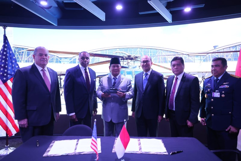 Menteri Pertahanan RI Prabowo Subianto menyaksikan penandatanganan perjanjian industri pertahanan antara Indonesia dan Amerika Serikat (AS) terkait pengadaan helikopter Sikorsky S-70M Black Hawk, untuk memperkuat armada helikopter TNI, Rabu (23/8). (Dok.Kementerian Pertahanan RI)