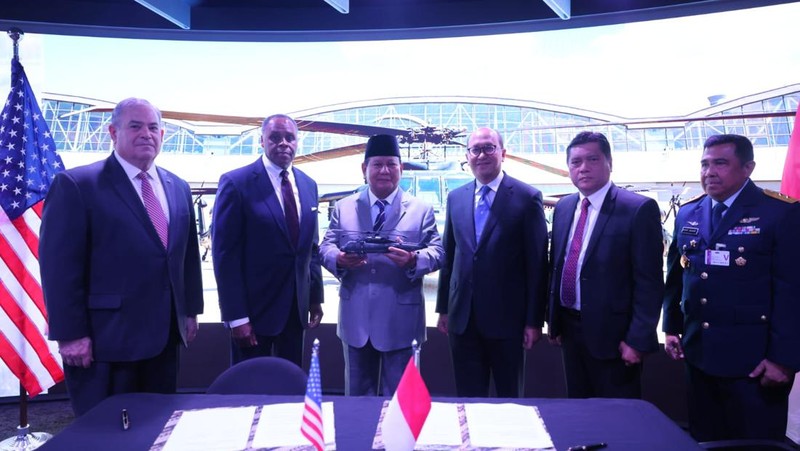 Menteri Pertahanan RI Prabowo Subianto menyaksikan penandatanganan perjanjian industri pertahanan antara Indonesia dan Amerika Serikat (AS) terkait pengadaan helikopter Sikorsky S-70M Black Hawk, untuk memperkuat armada helikopter TNI, Rabu (23/8). (Dok.Kementerian Pertahanan RI)