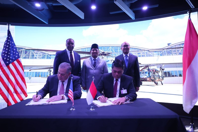 Menteri Pertahanan RI Prabowo Subianto menyaksikan penandatanganan perjanjian industri pertahanan antara Indonesia dan Amerika Serikat (AS) terkait pengadaan helikopter Sikorsky S-70M Black Hawk, untuk memperkuat armada helikopter TNI, Rabu (23/8). Menteri Pertahanan RI Prabowo Subianto menyaksikan penandatanganan perjanjian industri pertahanan antara Indonesia dan Amerika Serikat (AS) terkait pengadaan helikopter Sikorsky S-70M Black Hawk, untuk memperkuat armada helikopter TNI, Rabu (23/8). (Dok.Kementerian Pertahanan RI)