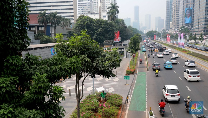 Pekerja Dinas Pertanaman dan Hutan Kota merawat Tanaman bougenville amenities atau yang biasa dikenal dengan bunga kertas di Kawasan Senayan, Jakarta, Rabu, (23/8). Pekerja Dinas Pertanaman dan Hutan Kota merawat Tanaman bougenville amenities atau yang biasa dikenal dengan bunga kertas di Kawasan Senayan, Jakarta, Rabu, (23/8). (CNBC Indonesia/Muhammad Sabki)