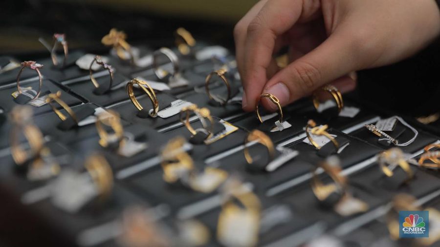 Pengunjung melihat emas di bazar emas Galeri 24, di halaman parkir pelataran kantor Galeri 24, Kenari Jakarta Pusat, (23/8/2023).