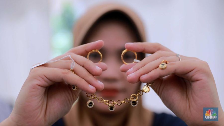 Pengunjung melihat emas di bazar emas Galeri 24, di halaman parkir pelataran kantor Galeri 24, Kenari Jakarta Pusat, (23/8/2023). (²©²ÊÍøÕ¾/Muhammad Sabki)