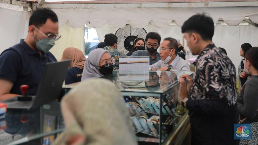 Pengunjung melihat emas di bazar emas Galeri 24, di halaman parkir pelataran kantor Galeri 24, Kenari Jakarta Pusat, (23/8/2023). (CNBC Indonesia/Muhammad Sabki)