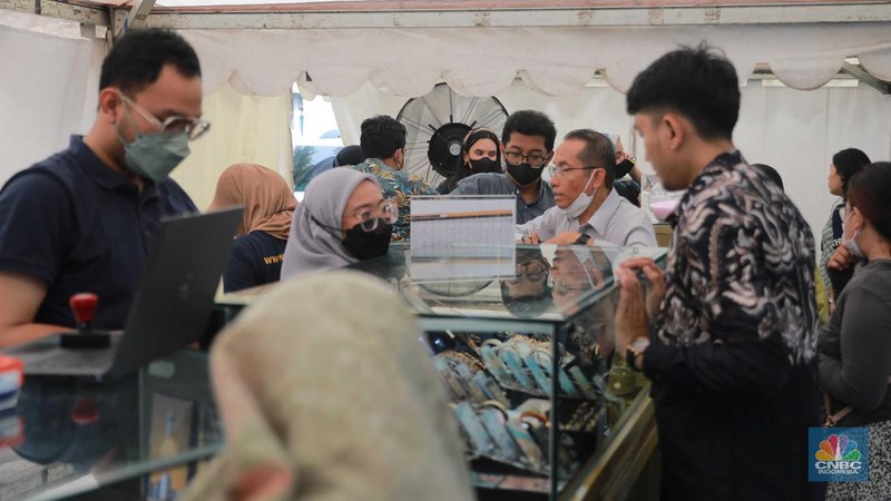 Pengunjung melihat emas di bazar emas Galeri 24, di halaman parkir pelataran kantor Galeri 24, Kenari Jakarta Pusat, (23/8/2023). (CNBC Indonesia/Muhammad Sabki)