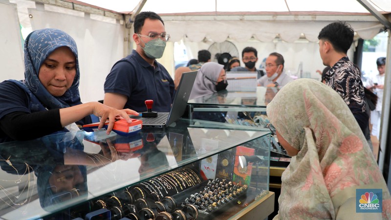 Pengunjung melihat emas di bazar emas Galeri 24, di halaman parkir pelataran kantor Galeri 24, Kenari Jakarta Pusat, (23/8/2023). Pengunjung melihat emas di bazar emas Galeri 24, di halaman parkir pelataran kantor Galeri 24, Kenari Jakarta Pusat, (23/8/2023). (CNBC Indonesia/Muhammad Sabki)