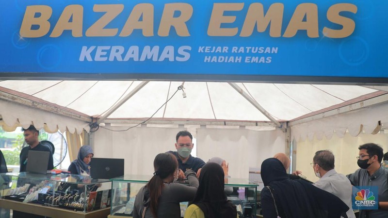 Pengunjung melihat emas di bazar emas Galeri 24, di halaman parkir pelataran kantor Galeri 24, Kenari Jakarta Pusat, (23/8/2023). (CNBC Indonesia/Muhammad Sabki)