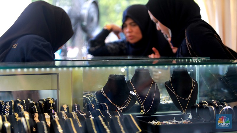 Pengunjung melihat emas di bazar emas Galeri 24, di halaman parkir pelataran kantor Galeri 24, Kenari Jakarta Pusat, (23/8/2023). Pengunjung melihat emas di bazar emas Galeri 24, di halaman parkir pelataran kantor Galeri 24, Kenari Jakarta Pusat, (23/8/2023). (CNBC Indonesia/Muhammad Sabki)