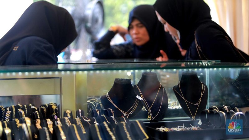 Pengunjung melihat emas di bazar emas Galeri 24, di halaman parkir pelataran kantor Galeri 24, Kenari Jakarta Pusat, (23/8/2023). (CNBC Indonesia/Muhammad Sabki)