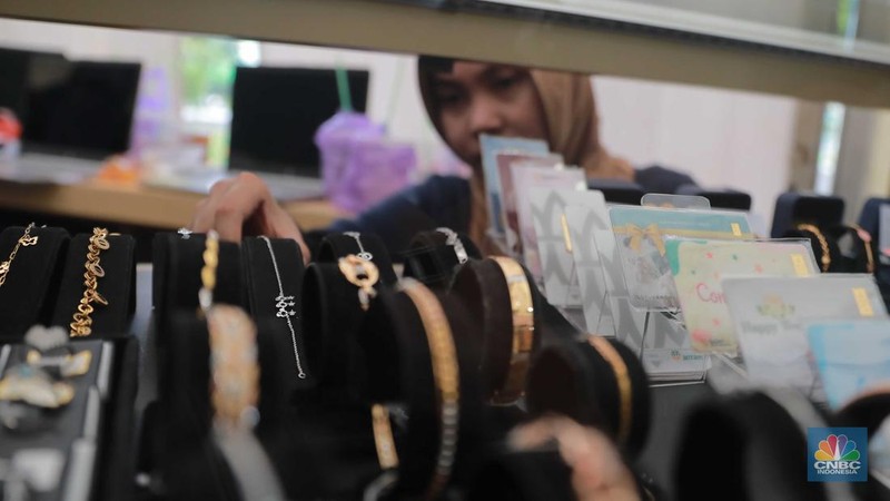 Pengunjung melihat emas di bazar emas Galeri 24, di halaman parkir pelataran kantor Galeri 24, Kenari Jakarta Pusat, (23/8/2023). (CNBC Indonesia/Muhammad Sabki)